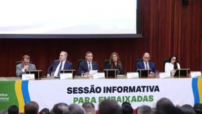 Kassio Nunes Marques defende urna eletrônica em reunião com 86 embaixadores