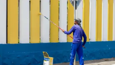 Fachadas de escolas municipais de Lauro de Freitas ganham pintura em três cores