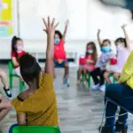 Ensino médio integral supera parcial em todos os níveis socioeconômicos, aponta Ideb 2025