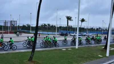 ciclistas pedalando