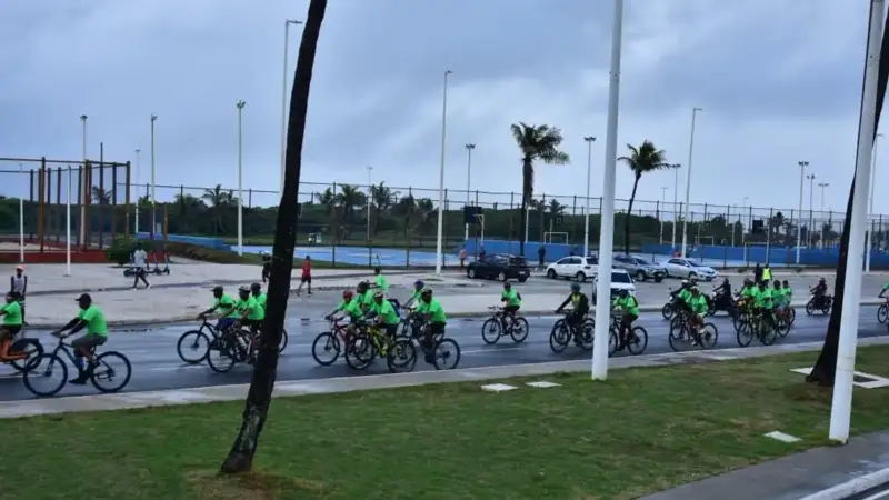 ciclistas pedalando