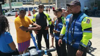 Fiscalização no Farol da Barra bloqueia cinco contas de patinetes elétricos