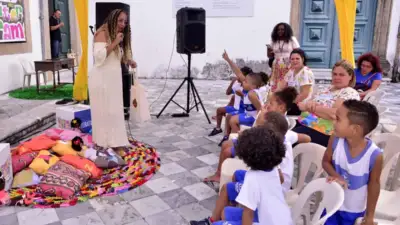 Crianças assistindo no Flipelô