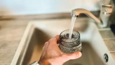 enchendo um copo de água