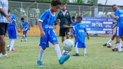 Crianças jogando bola