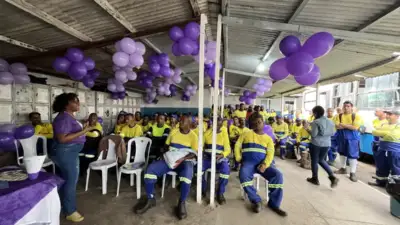 Limpeza pública de Lauro de Freitas recebe palestra sobre enfrentamento à violência contra a mulher