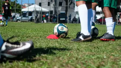 CAMP Atletas do Futuro reúne 400 crianças em Camaçari com futebol, formação e kits de jogo