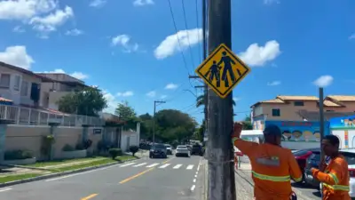 Lauro de Freitas instala sinalização vertical em Miragem e Itinga