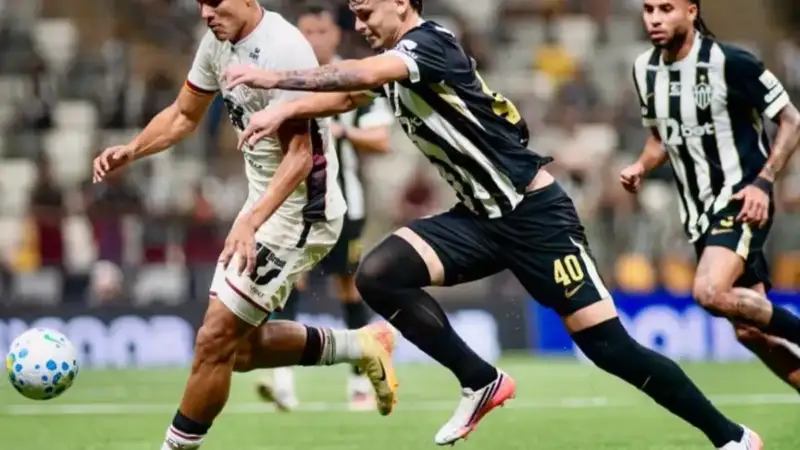 Jogadores d Vitória e do Atlético Mineiro