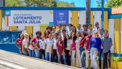 alunos em frente a escola