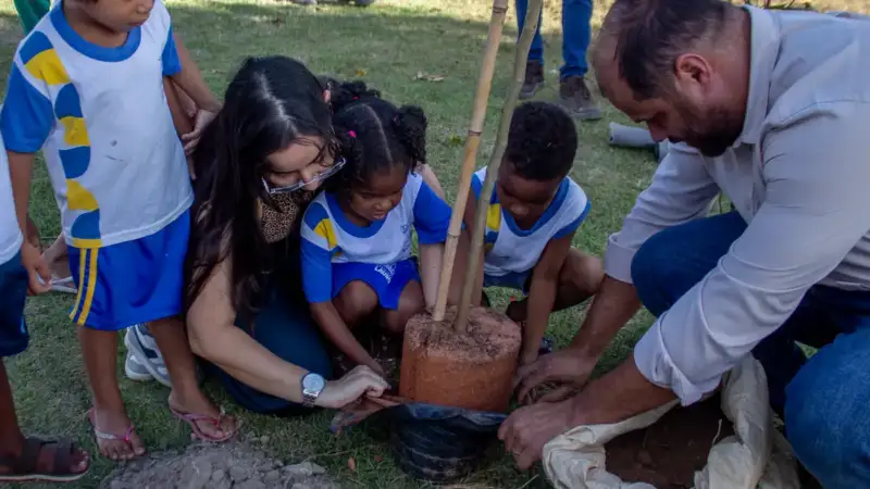 crianças plantando árvores