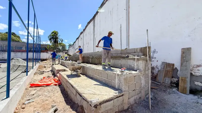 Arena Poeirão avança com concretagem de arquibancada e grama sintética a caminho