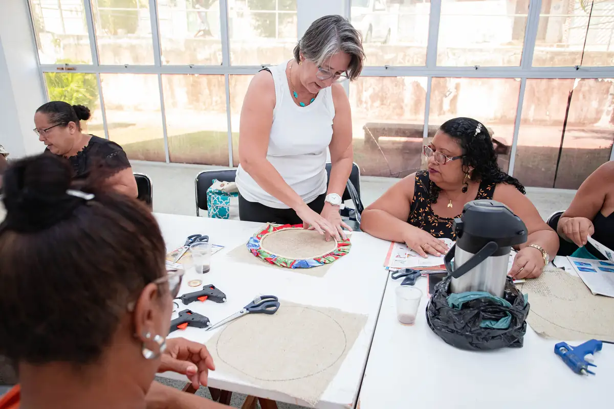 aula de artezanato no CRAS de Itinga