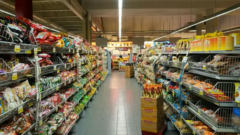 corregor de um mercado