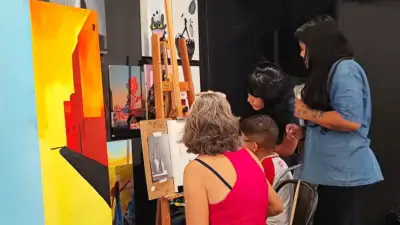 pessoas fazendo arte