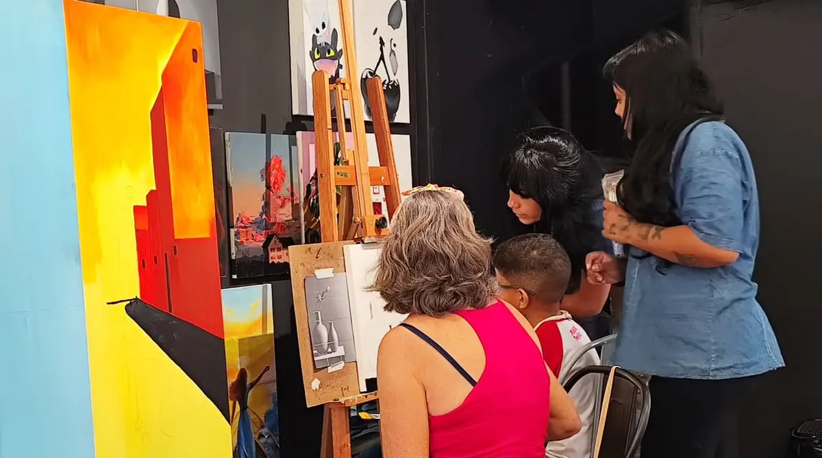 pessoas fazendo arte