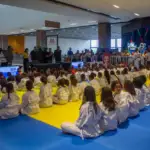 Lauro de Freitas entrega 200 kimonos e 50 kits de futebol a alunos da rede municipal