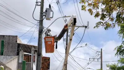 Banho de Luz instala 40 lâmpadas de LED em ruas de Itinga e Vida Nova