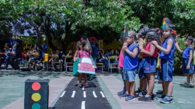crianças em aula de trânsito