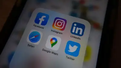 celular com icones rede social