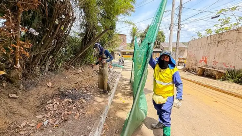 limpreza nas ruas de Lauro de Freitas