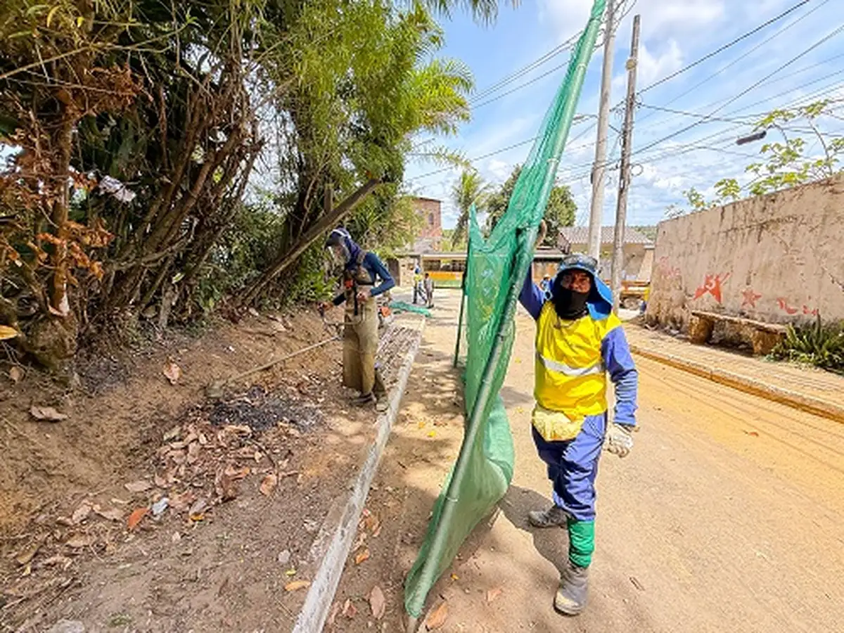 limpreza nas ruas de Lauro de Freitas