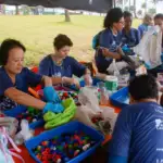 Mutirão recolhe resíduos e distribui sacolas biodegradáveis na Praia do Surf, em Vilas do Atlântico
