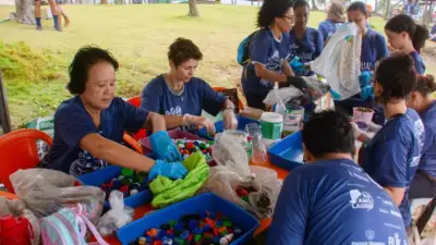Mutirão recolhe resíduos e distribui sacolas biodegradáveis na Praia do Surf, em Vilas do Atlântico