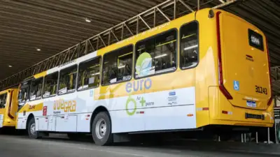 ônibuas em estação