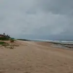 Chuva e feriado de Finados exigem cuidado redobrado nas praias de Lauro de Freitas