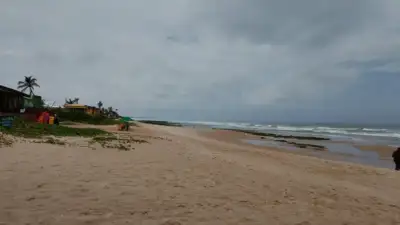 Chuva e feriado de Finados exigem cuidado redobrado nas praias de Lauro de Freitas