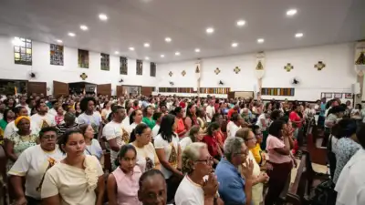 pessoas na missa