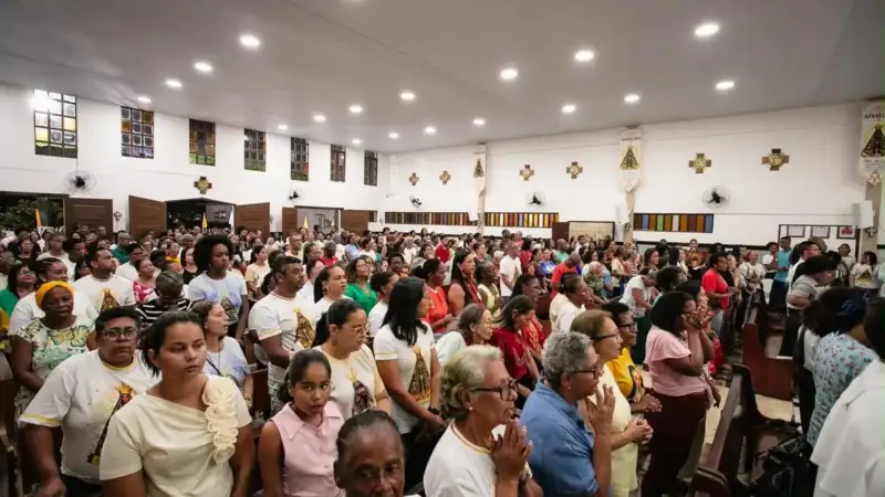 pessoas na missa