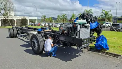 Novos ônibus de Salvador terão piso vinílico e letreiro lateral quadrado; 30 unidades estão em montagem em Resende