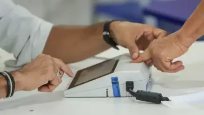 pessoa votando